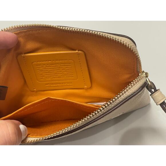 Coach X Peanuts Corner Zip Wristlet W/ Snoopy & Friends Peanuts Motif - Picture 4 of 10